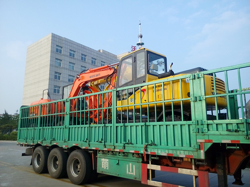 沃爾華集團2臺挖掘機裝車即將出口委內瑞拉