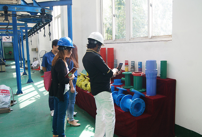 印度客戶參觀沃爾華管業車間 印度客戶參觀沃爾華管業車間