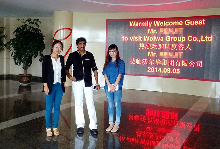 與印度客戶在辦公大廳合影 與印度客戶在辦公大廳合影